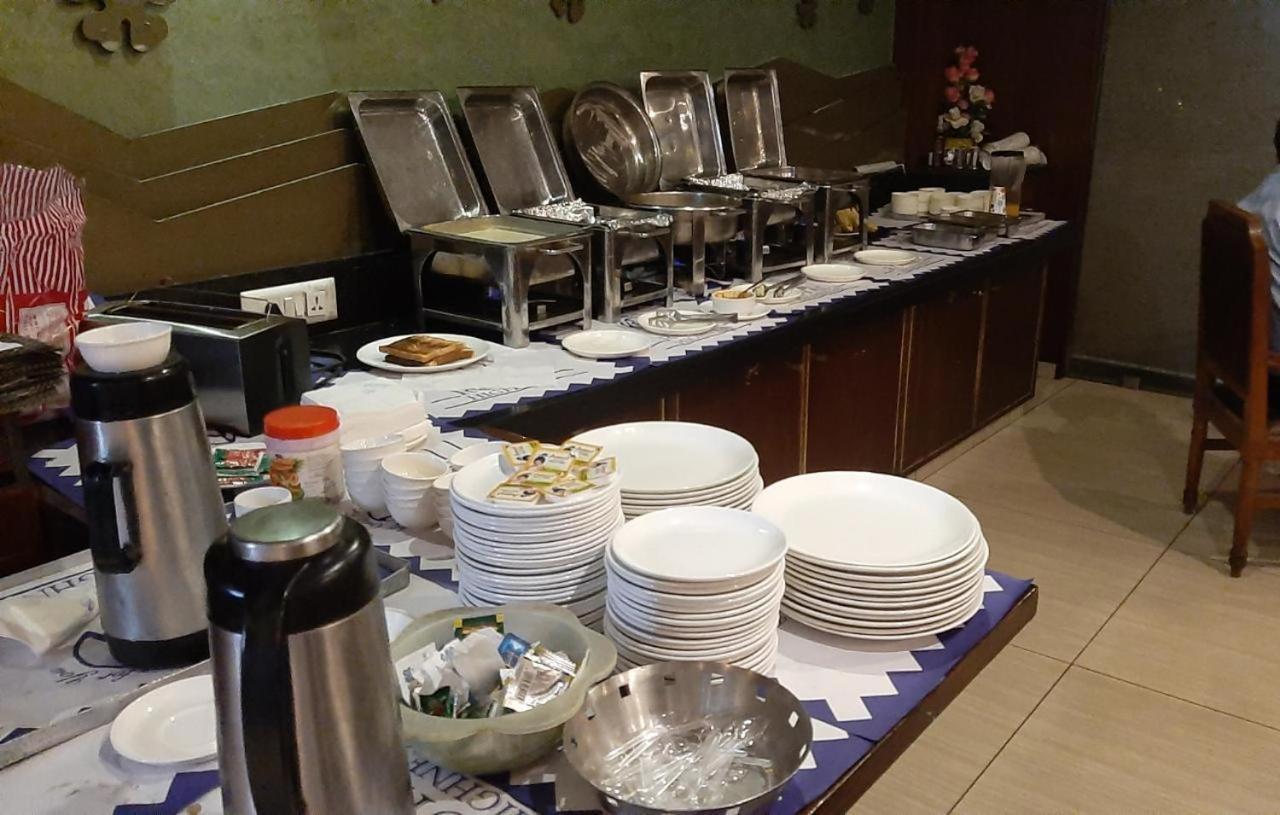Hotel Royal Highness Ahmedabad Eksteriør bilde